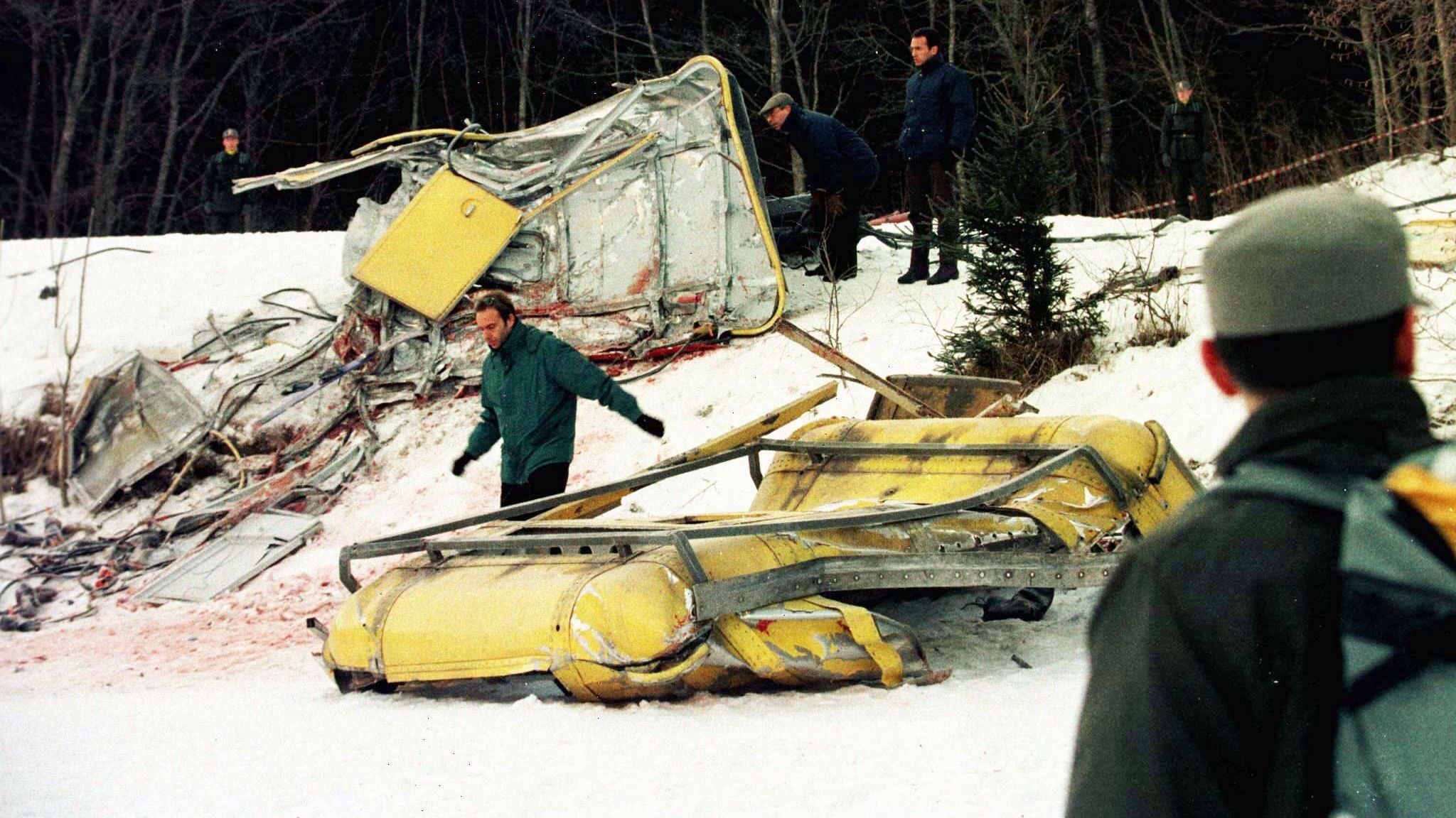 Dolomiten: Ein Kampfjet rast in eine Seilbahn, 20 Menschen sterben - und  niemand ist schuld