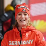 Eisschnelllauf: Claudia Pechstein, 45 Jahre    Claudia Pechstein ist ein Phänomen. Sie nimmt an ihren siebten Olympischen Spielen teil, hat neun Medaillen gewonnen, die letzte vor zwölf Jahren (Silber) in Turin über die 5000 Meter. Eine zehnte Medaille zu gewinnen wird schwer, ist aber nicht unmöglich. Im Weltcup liegt sie aktuell auf dem fünften Rang.