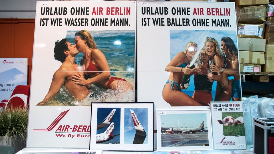 Auch alte Werbeplakate von Air Berlin wurden angeboten