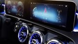 Zwei Displays versorgen den Fahrer mit allen nötigen Informationen