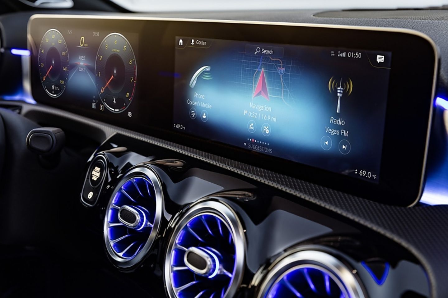 Zwei Displays versorgen den Fahrer mit allen nötigen Informationen