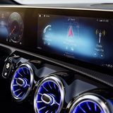 Zwei Displays versorgen den Fahrer mit allen nötigen Informationen