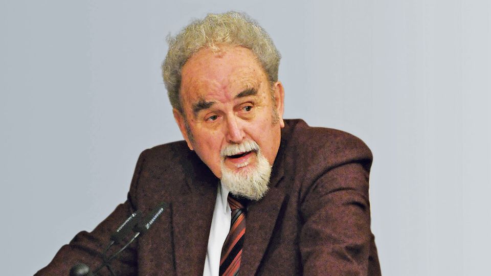 Bruno Schnell Bruno Schnell war Herausgeber und Verleger der "Nürnberger Nachrichten"