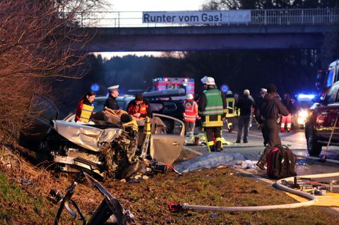 "Da war sehr viel Kraft und Energie im Spiel", sagte der Polizeisprecher. Die Straße war mehrere Stunden lang gesperrt. Bei dem Unfall in der Nähe von Ochsenhausen starben am Sonntag zwei Menschen