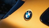 Wie bei einer modischen Jacke prangt das BMW-Logo an der Seite