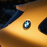 Wie bei einer modischen Jacke prangt das BMW-Logo an der Seite