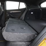 Zieht man an einer Schlaufe, klappen die Lehnen der Rücksitze nach vorne