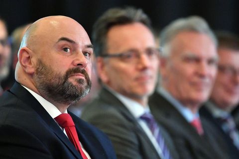Kriminalbeamte fordern Cannabis-Legalisierung: BDK-Bundesvorsitzender André Schulz und zwei Kollegen bei einer BDK-Versammlung