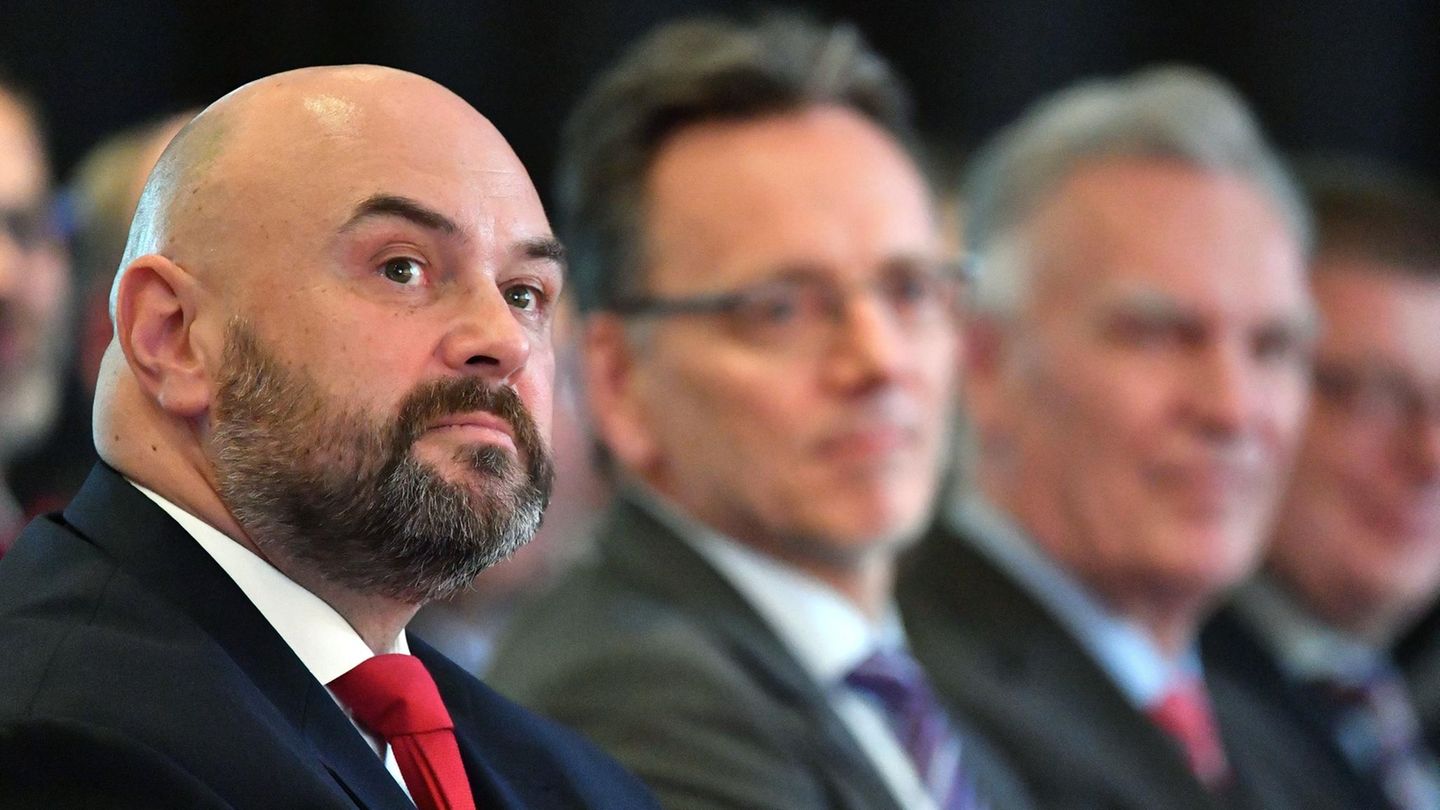 Kriminalbeamte fordern Cannabis-Legalisierung: BDK-Bundesvorsitzender André Schulz und zwei Kollegen bei einer BDK-Versammlung