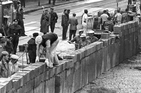 Eine Maurerkolonne errichtet am 18.08.1961 unter Aufsicht von Volkspolizisten die Berliner Mauer am Potsdamer Platz.