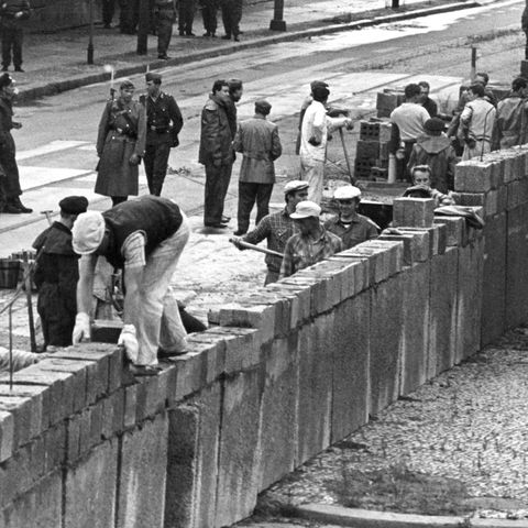 Eine Maurerkolonne errichtet am 18.08.1961 unter Aufsicht von Volkspolizisten die Berliner Mauer am Potsdamer Platz.