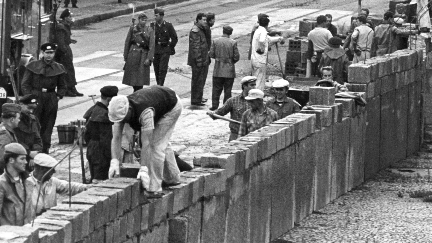 Eine Maurerkolonne errichtet am 18.08.1961 unter Aufsicht von Volkspolizisten die Berliner Mauer am Potsdamer Platz.