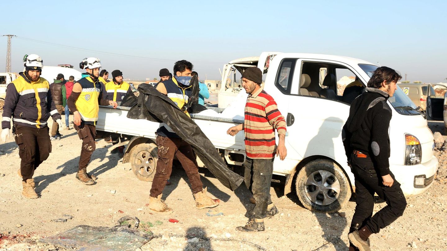 Syrien: Die Zivilschutz-Organisation "Weißhelme" im Einsatz nach einem syrisch-russischen Luftangriff auf Serakib.
