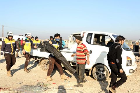 Syrien: Die Zivilschutz-Organisation "Weißhelme" im Einsatz nach einem syrisch-russischen Luftangriff auf Serakib.