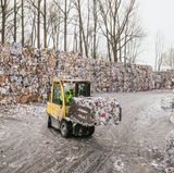 Innerhalb weniger Stunden wird aus alten, nassen Zeitungen wieder neues Papier.