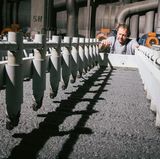 Ohne Zugabe von Chemikalien oder Weißmachern wird aus dem Papier eine graue Brühe gekocht, die durch Zugabe von Wasser und Lauge immer heller wird.