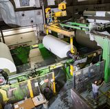 ... und mit hoher Geschwindigkeit auf riesige Rollen gespult.