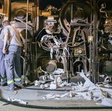 Das Papierflies wird getrocknet, geglättet ...