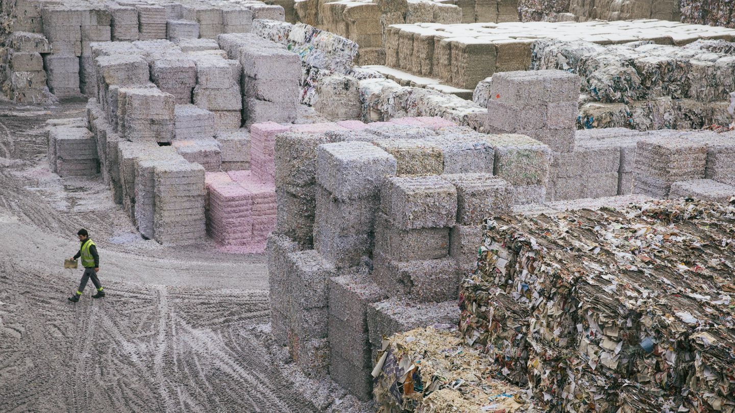 Meterhoch stapelt sich auf dem Hof das Papier, das nach Farben und Qualität sortiert wird.