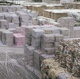 Meterhoch stapelt sich auf dem Hof das Papier, das nach Farben und Qualität sortiert wird.