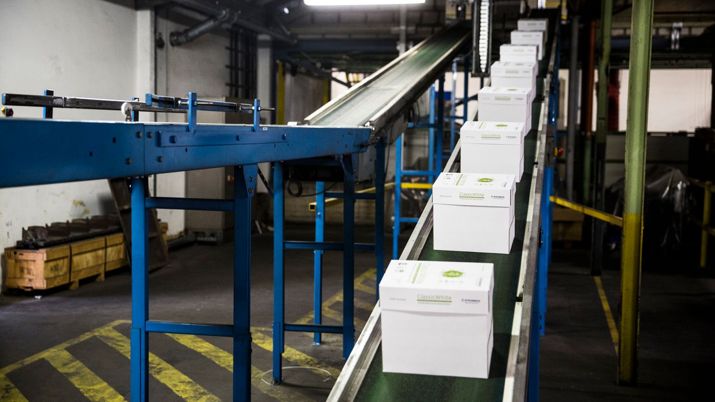 Rund 300.000 Tonnen Papier entstehen hier pro Jahr, komplett hergestellt aus Altpapier.