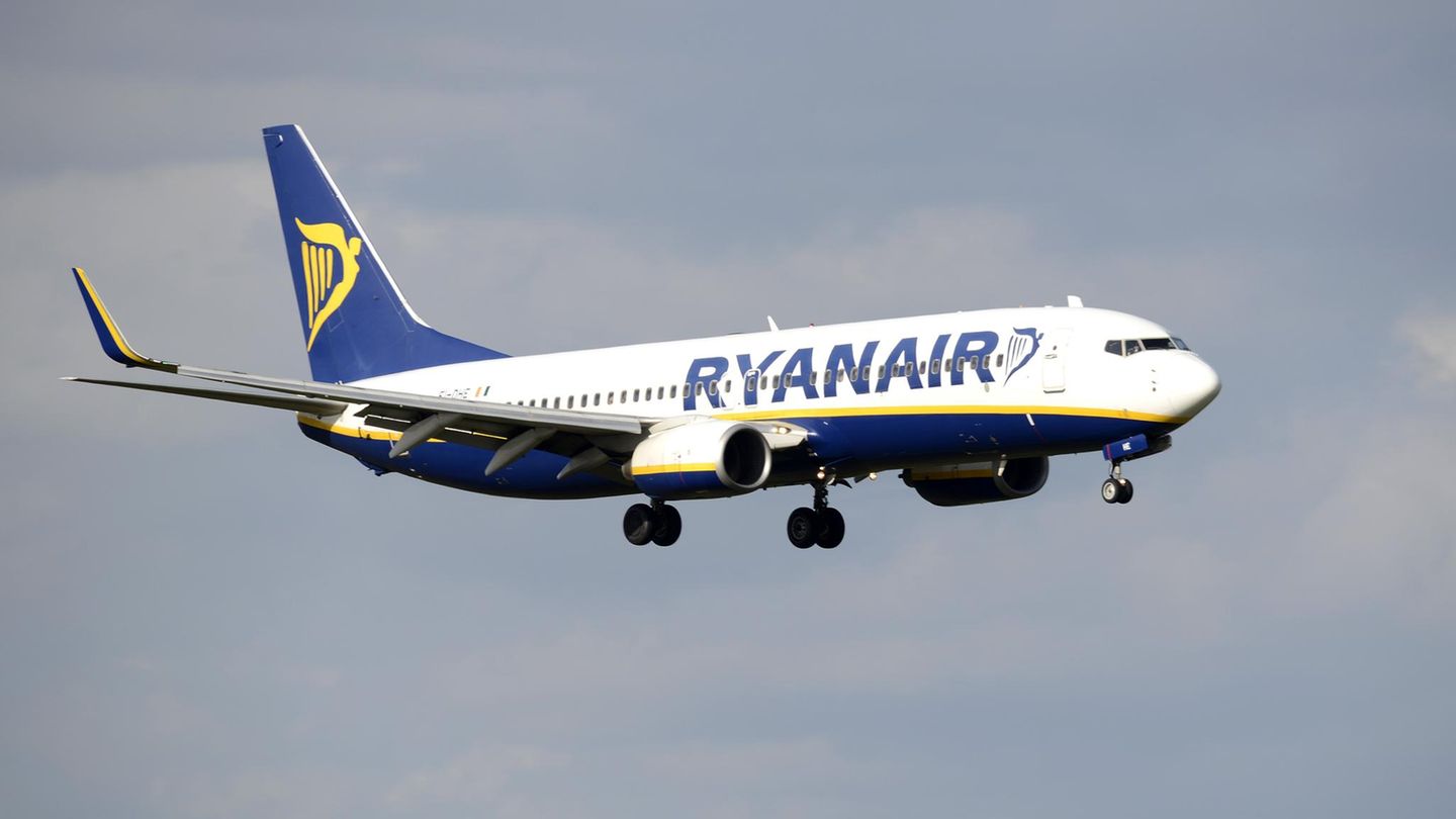 Eine Ryanair-Maschine im Luftraum des Flughafens Köln/Bonn.