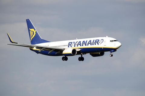 Eine Ryanair-Maschine im Luftraum des Flughafens Köln/Bonn.