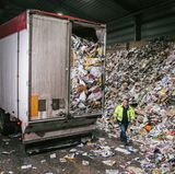 Im Minutentakt fahren 40-Tonner auf das Gelände der Papierfabrik in Glückstadt, sie sind randvoll mit Papierabfällen.