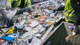 Die Altpapier-Flut wird von Maschinen gescannt und vorsortiert. Doch gelegentlich rutschen Folien oder Kartons durch. Ohne Handarbeit geht deshalb trotz aller moderner Technik nichts.