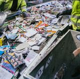 Die Altpapier-Flut wird von Maschinen gescannt und vorsortiert. Doch gelegentlich rutschen Folien oder Kartons durch. Ohne Handarbeit geht deshalb trotz aller moderner Technik nichts.