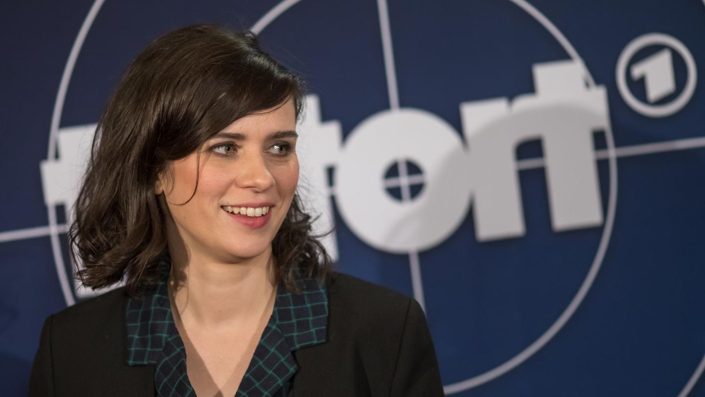 "Tatort"-Schauspielerin Nora Tschirner posiert beim Preview zum "Tatort: Der wüste Gobi" vor einer Pressewand.