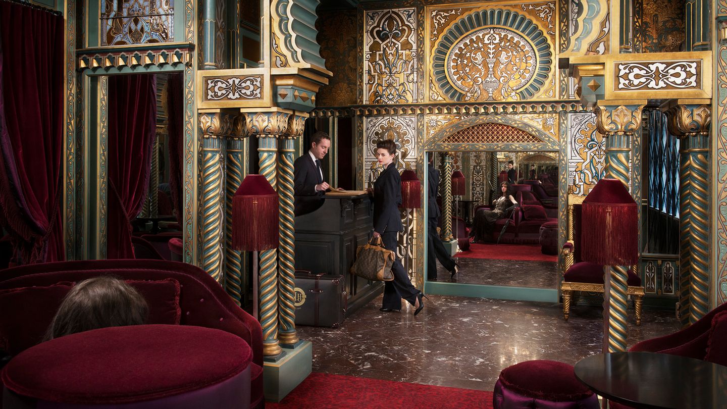 Bild 1 von 10 der Fotostrecke zum Klicken:  Bienvenue an der Rezeption des Maison Souquet in Paris. Das Fünf-Sterne-Haus liegt im 9. Arrondissement und gehört zur Gruppe der "Small Luxury Hotels of the World".
