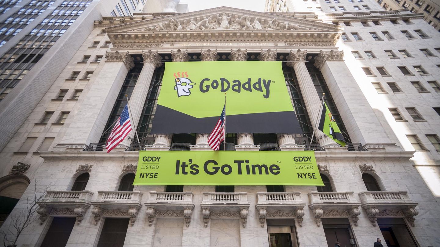 Zum Börsenstart von GoDaddy wurde das Gebäude der New Yorker Börse mit Bannern dekoriert, auf dem das Firmenlogo zu sehen ist.