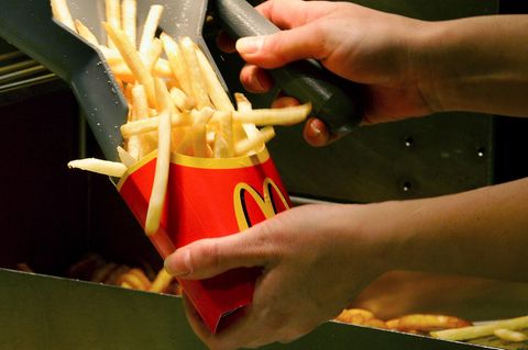 Ein McDonald's-Mitarbeiter füllt Pommes ein
