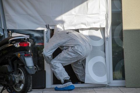 Esslingen: Ein Mitarbeiter der Spurensicherung der Polizei betritt ein Haus, in dem mehrere Tote gefunden wurden