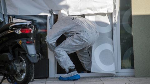 Esslingen: Ein Mitarbeiter der Spurensicherung der Polizei betritt ein Haus, in dem mehrere Tote gefunden wurden