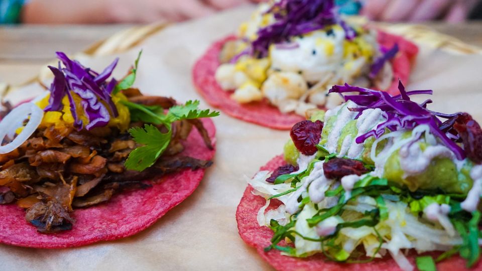 Prähispanischen Schätze: In Garküchen und Restaurants werden bunte Tacos zubereitet In Garküchen und Restaurants werden bunte Tacos zubereitet