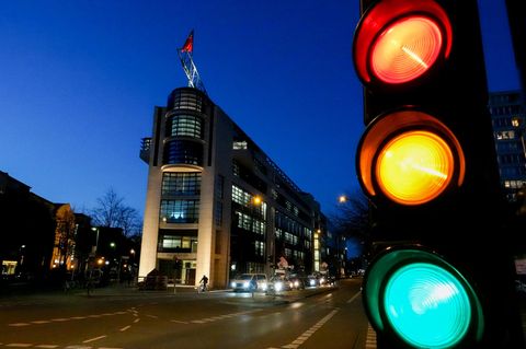 Eine Ampel zeigt alle drei Farben vor Berliner SPD-Zentrale
