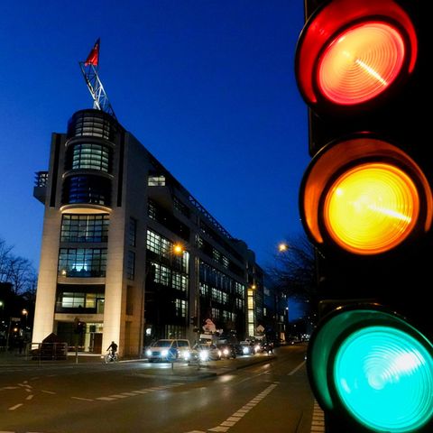Eine Ampel zeigt alle drei Farben vor Berliner SPD-Zentrale
