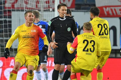Spieler von Union Berlin bedrängen Schiedsrichter Reichel - er hat Sekunden vor einem Tor gegen Arminia Bielefeld abgepfiffen