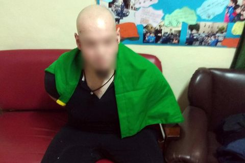 Luca Traini nach seiner Festnahme: Die italienische Flagge ruht auf seinen Schultern