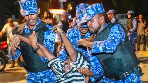 Brutal gehen Sicherheitskräfte gegen Demonstranten der Opposition auf den Malediven vor.