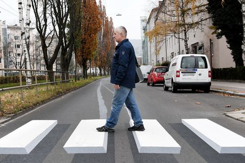 Ein Fußgänger geht über den ersten 3D-Zebrastreifen Österreichs.