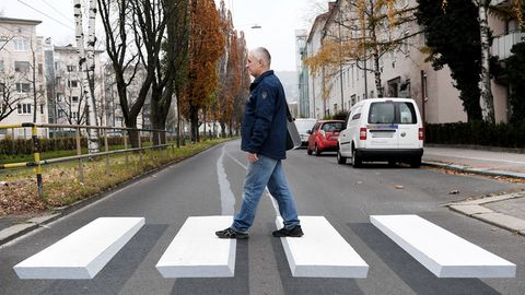 Ein Fußgänger geht über den ersten 3D-Zebrastreifen Österreichs.