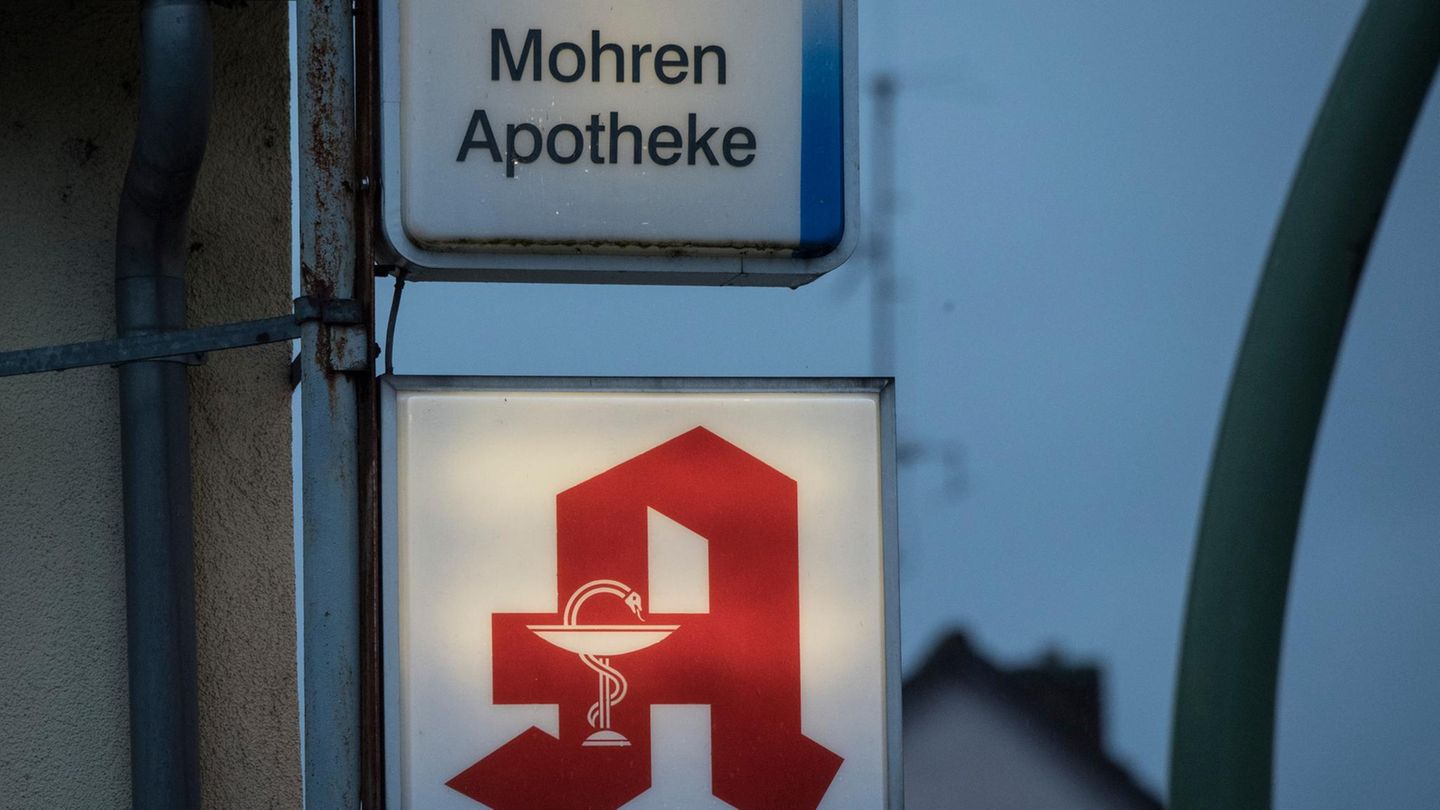 Das Schild einer deutschen Mohren-Apotheke