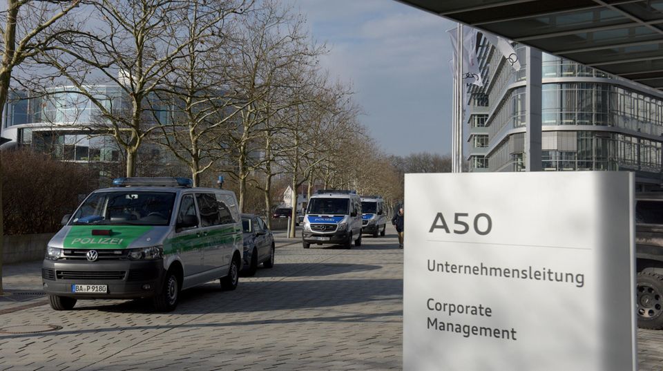 Polizeiwagen stehen vor der Audi-Zentrale in Ingolstadt
