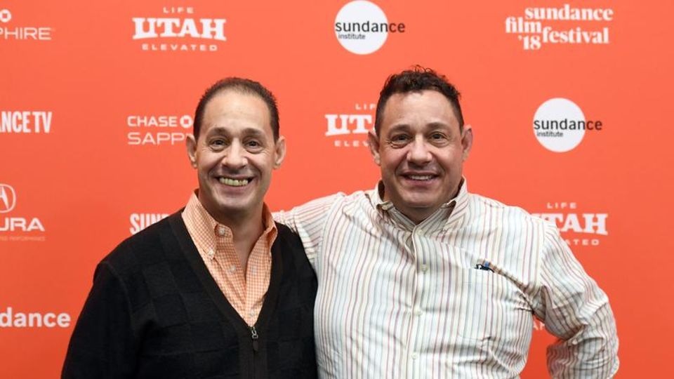 Robert "Bobby" Shafran und David Kellman Robert "Bobby" Shafran und David Kellman bei der Premiere des Dokumentarfilms "Three Identical Strangers" vor einer roten Wand.