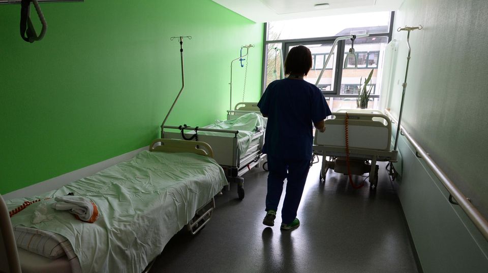 #twitternwierueddel Eine Pflegekraft in einem Krankenhaus