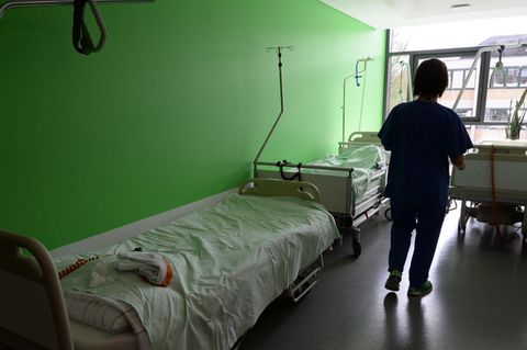 Eine Pflegekraft in einem Krankenhaus