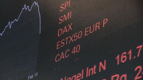 Negative Zahlen auf einer Tafel in der Börse in Zürich.